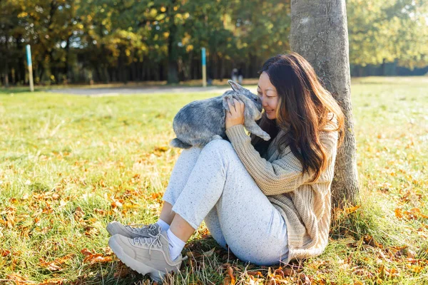 Adorable Jeune Lapin Femme Assis Ensemble Plein Air Dans Forêt — Photo