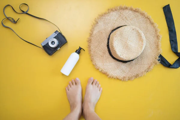 Articoli Accessori Vacanze Estive Crema Abbronzante Macchina Fotografica Cappello Solare — Foto Stock