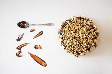 Beyaz masada fındıklı ev yapımı çikolatalı pasta manzarası.