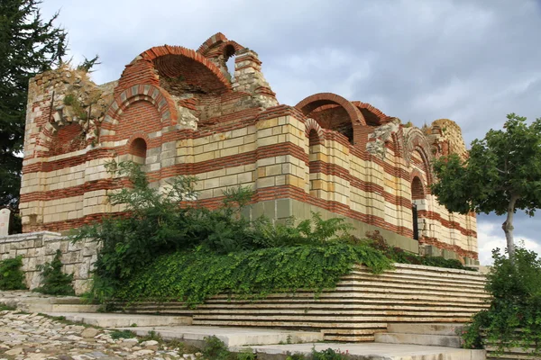 Antiche rovine tra i verdi in una giornata di sole — Foto Stock