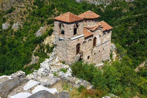 yüksekliği olan antik kale.