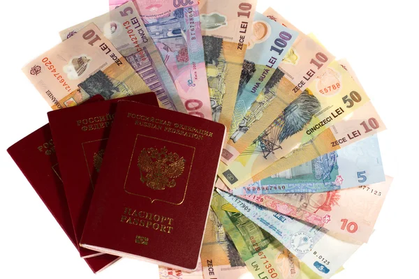 muchos billetes y pasaportes
