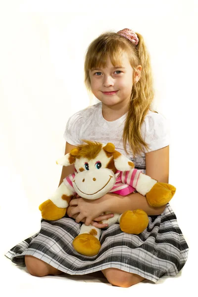 Krásná holčička hraje s medvědem. — Stock fotografie
