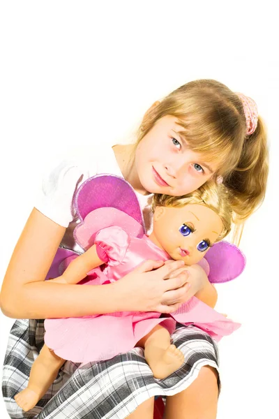 Krásná holčička hrát s panenkou. — Stock fotografie