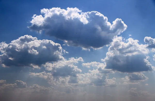 Bright blue sky with puffy white clouds. — Stock Photo, Image