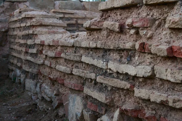 arkeologların bulduğu antik duvar.
