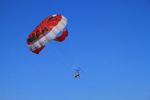 Parasailing Paraquedas no céu — Fotografia de Stock