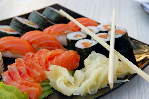 Rollos de sushi con vassabi en el plato — Foto de Stock