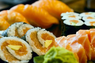 suşi vassabi ile plaka üzerine alır.