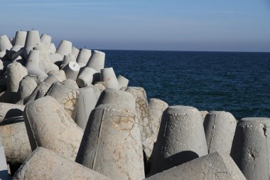 seaport dalgalar azaltmak için yüklü tekne station.large gri dalgakıranlar üzerinde dalgakıranlar.