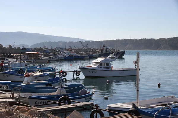 Güneşli bir iskele tekne istasyonu tekneler. — Stok fotoğraf