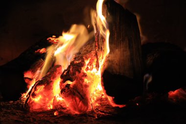 parlak şöminede ateş. yanan odun yakın fotoğrafı.