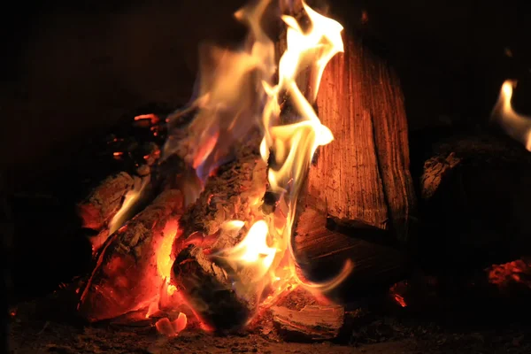 Jasny ogień w kominku. spalanie drewna sfotografowane w pobliżu. — Zdjęcie stockowe