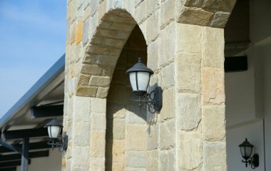 bir ev duvar sokak fenerler