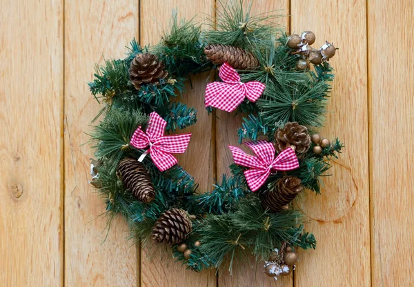 木製の壁の fir コーンとクリスマスの花輪 — ストック写真
