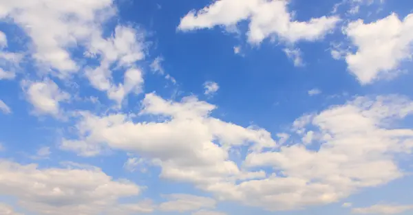 Mavi Gökyüzü ve Bulutlar