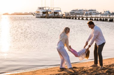 Üç plajda eğlenmek aile