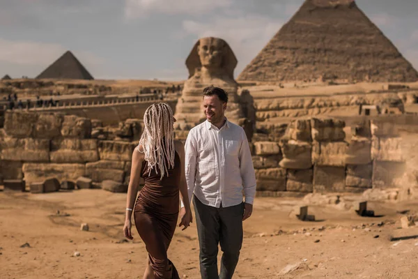 Young Couple Front Great Pyramids Giza Egypt — Stock Photo, Image