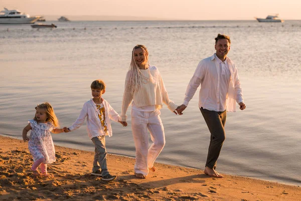 Familia Divirtiéndose Tomándose Mano Corriendo Una Playa Arena — Foto de Stock