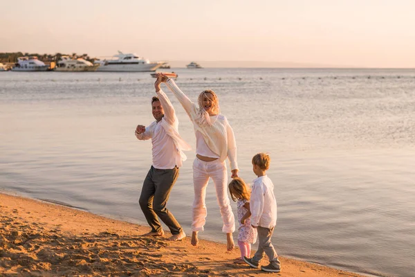 Familia Feliz Tomados Mano Saltando Playa — Foto de Stock