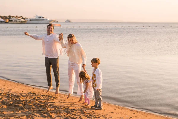 Familia Feliz Tomados Mano Saltando Playa — Foto de Stock