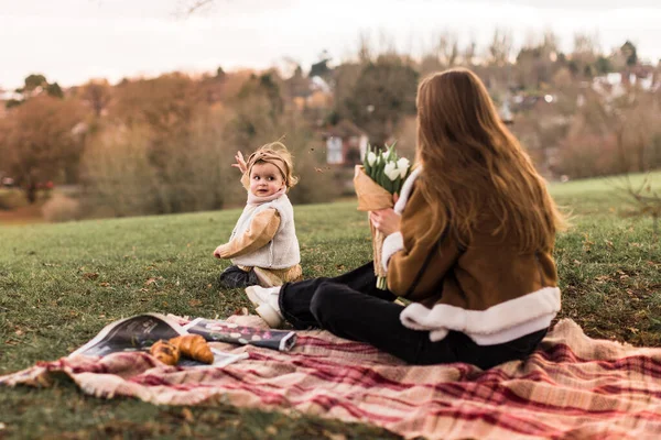 緑の芝生の上の自然公園で幸せな母親と子供の娘 — ストック写真