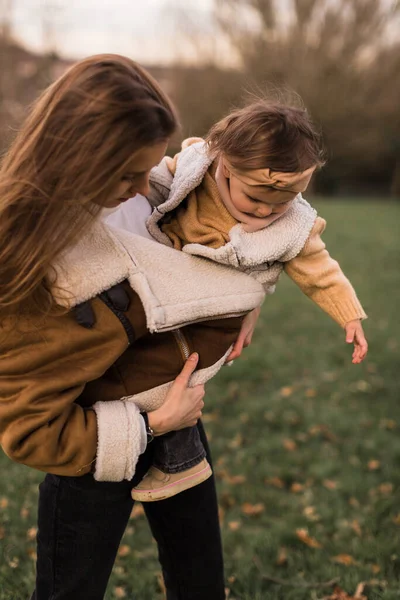 Young Beautiful Mom Walking Little Daughter Sunny — Stock Photo, Image