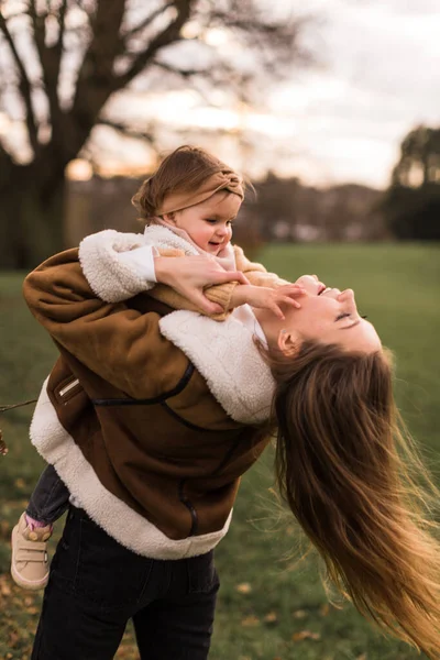 Boldog Fiatal Anya Játszik Kislányával — Stock Fotó