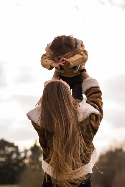 Boldog Fiatal Anya Játszik Kislányával — Stock Fotó