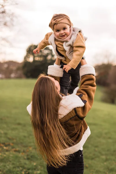 Gelukkig Jong Moeder Spelen Met Haar Kleine Dochter Meisje — Stockfoto