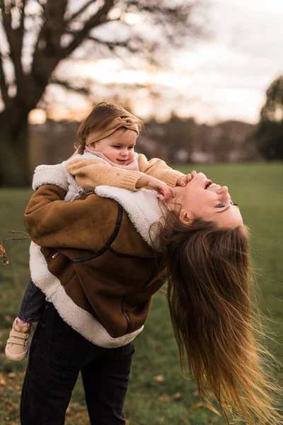 Gelukkig Jong Moeder Spelen Met Haar Kleine Dochter Meisje — Stockfoto