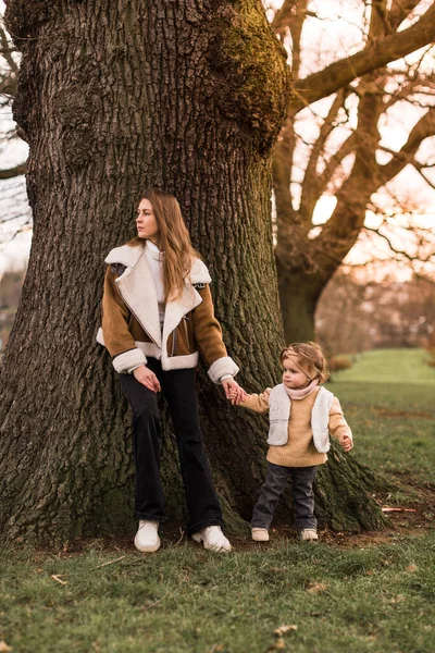 母親と娘は木の中に立ち 腕は外に出て — ストック写真