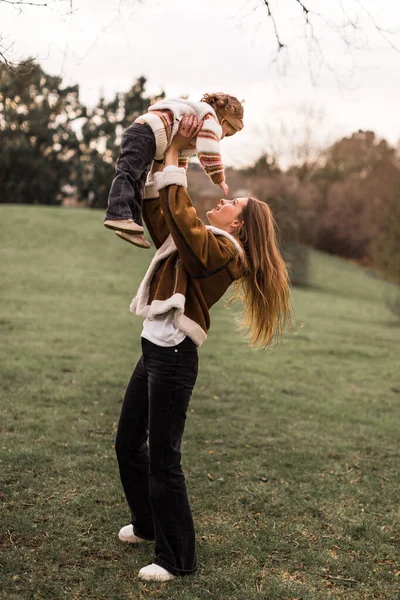 Retrato Madre Bebé Divirtiéndose Juntos Hermosa — Foto de Stock