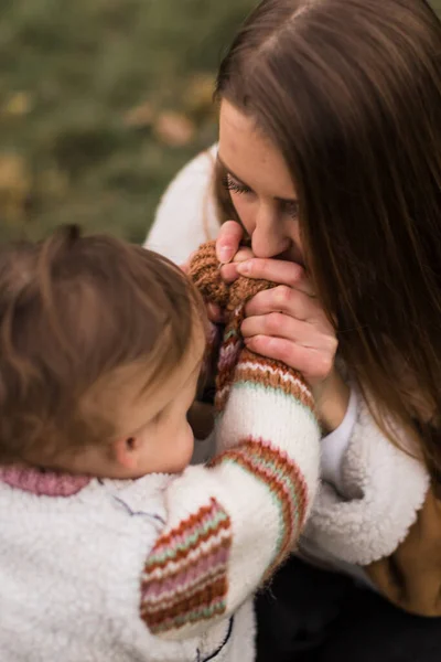 Jovem Mãe Beijando Mãos Minúsculas Seu Bebê — Fotografia de Stock