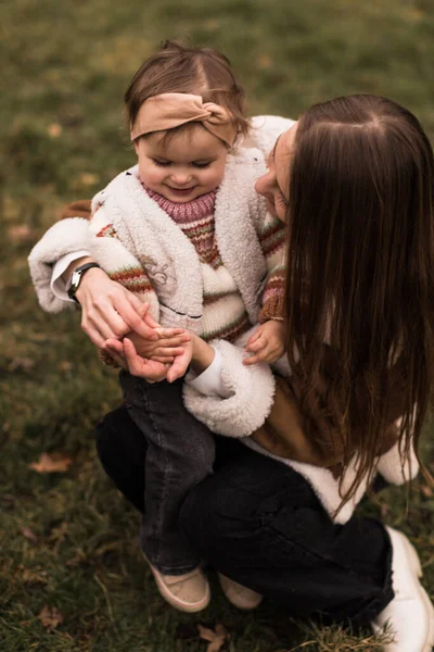 Junge Mutter Spielt Mit Den Winzigen Fingern Ihres Babys — Stockfoto