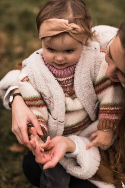赤ちゃんの小さな指で遊んでいる若い母親 お母さん男 — ストック写真