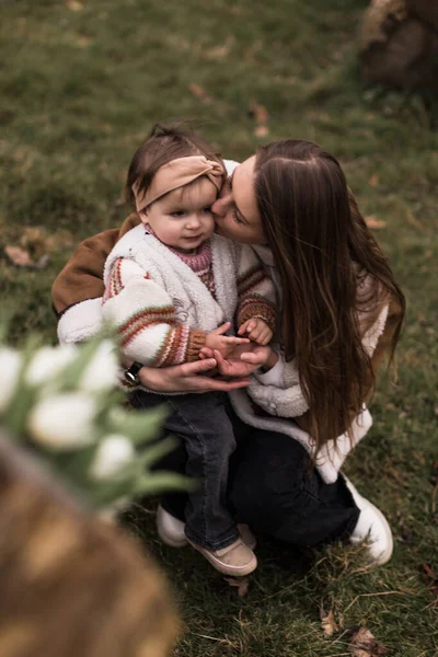 Jovem Mãe Beijando Filha Brincando Com Minúsculos Dedos — Fotografia de Stock