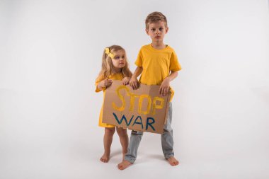 Oğlan ve kız Ukrayna 'daki savaşı durdurmak için çağrıda bulunuyor.