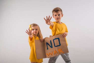 6 yaşında sarışın bir oğlan ve 2 yaşında bir kız protesto ediyor.
