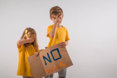 6 yaşında sarışın bir oğlan ve 2 yaşında bir kız protesto ediyor.