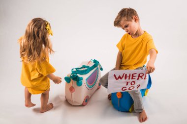 Çocuklar, erkek kardeşler, kız ve erkek kardeşler 2-6 yaşındalar.