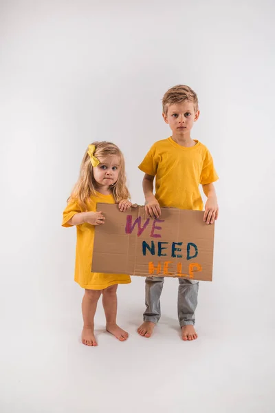 Necesitamos Una Señal Ayuda Niños Infelices Niño Niña Sosteniendo Papel — Foto de Stock