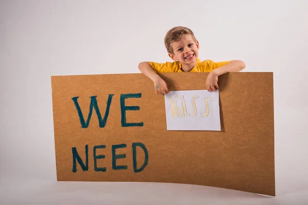 Necesitamos Beso Niño Pequeño Sosteniendo Tablero Con Palabras Que Necesitamos — Foto de Stock