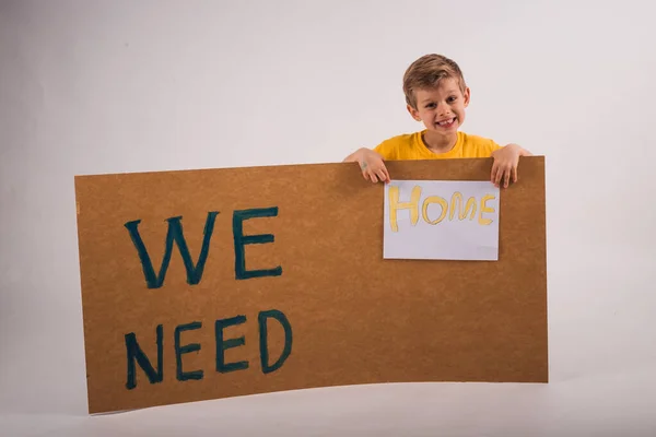 Necesitamos Casa Niño Pequeño Sosteniendo Tablero Con Palabras Que Necesitamos — Foto de Stock