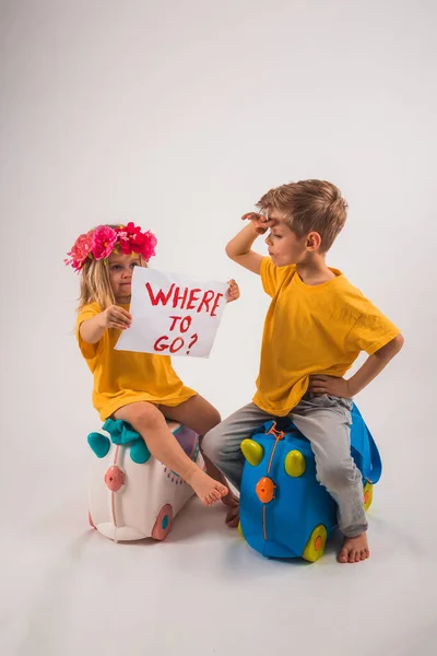 Πλήρης Φωτογραφία Μεγέθους Του Αστείο Χαλαρωτικό Αγόρι Και Κορίτσι Κάθεται — Φωτογραφία Αρχείου