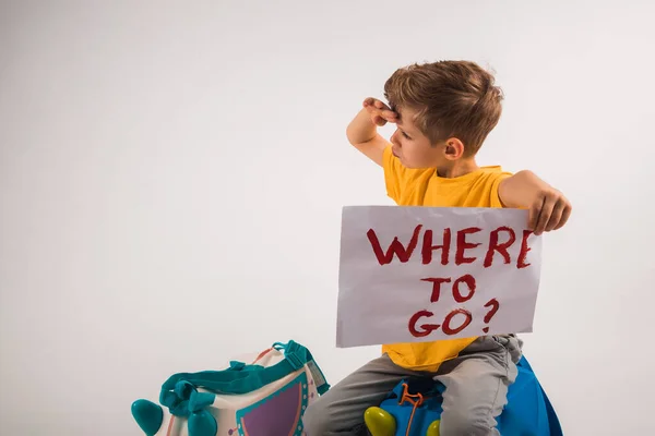 Hermoso Niño Sienta Una Bolsa Estudio Blanco Backgrou — Foto de Stock