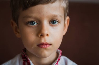 Ağlayan küçük bir çocuk