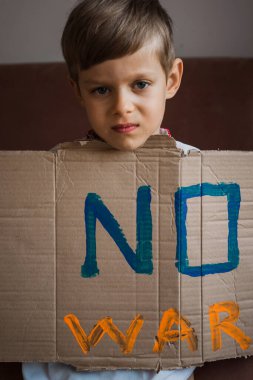 Ukrayna ve Ukrayna 'nın akrabalarının hayatı için ağlayan bir çocuk.