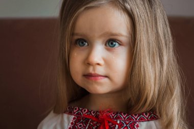 Ağlayan, bağıran, tacize uğramış kırmızı elbiseli kızın portresi.