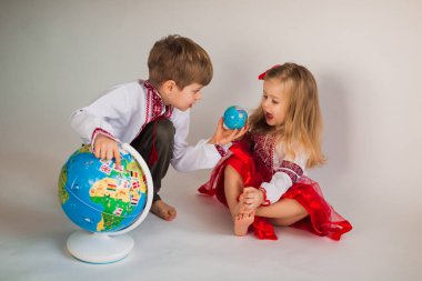 çocuklar beyaz arka plan üzerinde dünyanın küre